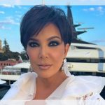 Kris Jenner aposta em casacão divino branco com babados e renda, look perfeito para casamento no civil!