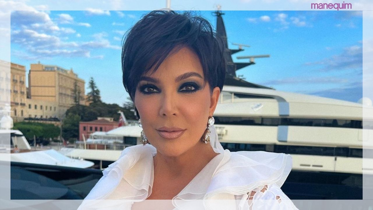 Kris Jenner aposta em casacão divino branco com babados e renda, look perfeito para casamento no civil!