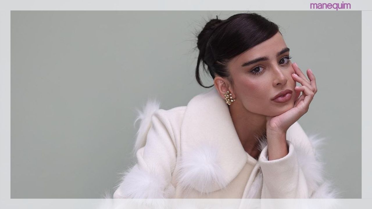 Lívia Nunes aposta em visual delicado com vestido arco-íris franzido e bolsa de tapete de banheiro