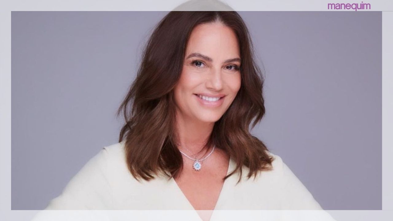 Luiza Brunet aposta em vestido marsala cheio de movimento