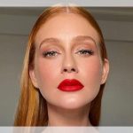 Marina Ruy Barbosa brilha com vestido azul e bolsa diferentona