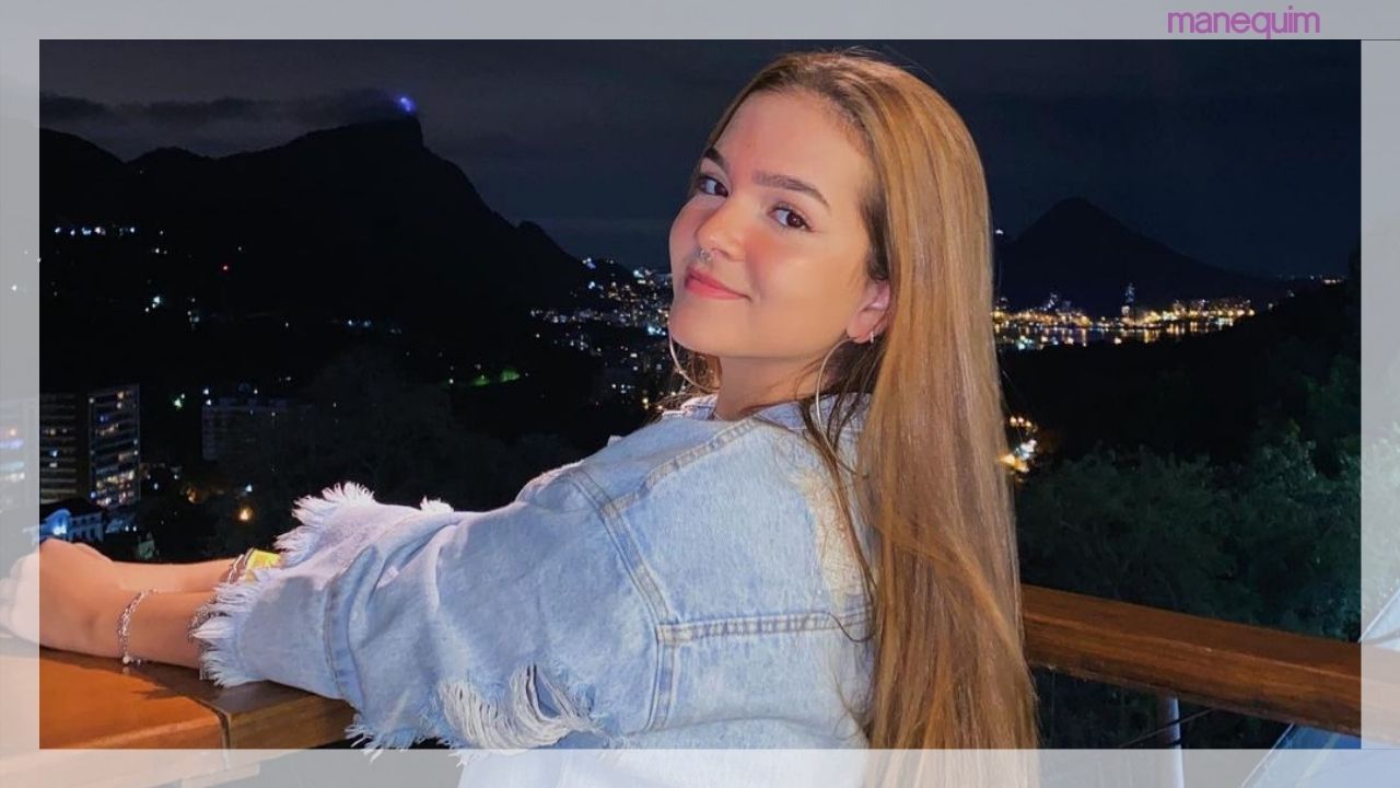 Mel Maia aposta em suéter de tricô oversize colorido em look divertido de inverno
