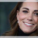 Kate Middleton usa vestido azul de bolinhas durante evento de tênis