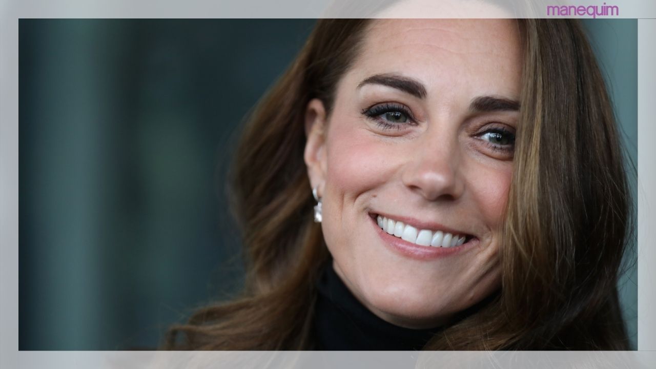 Kate Middleton usa vestido azul de bolinhas durante evento de tênis