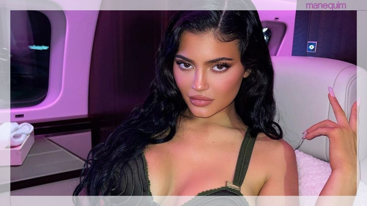 Kylie Jenner aposta em estilo diferente inteiramente nude e franzido