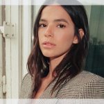 Bruna Marquezine usa look anos 80 de R$ 10 mil para conhecer Rosalía!