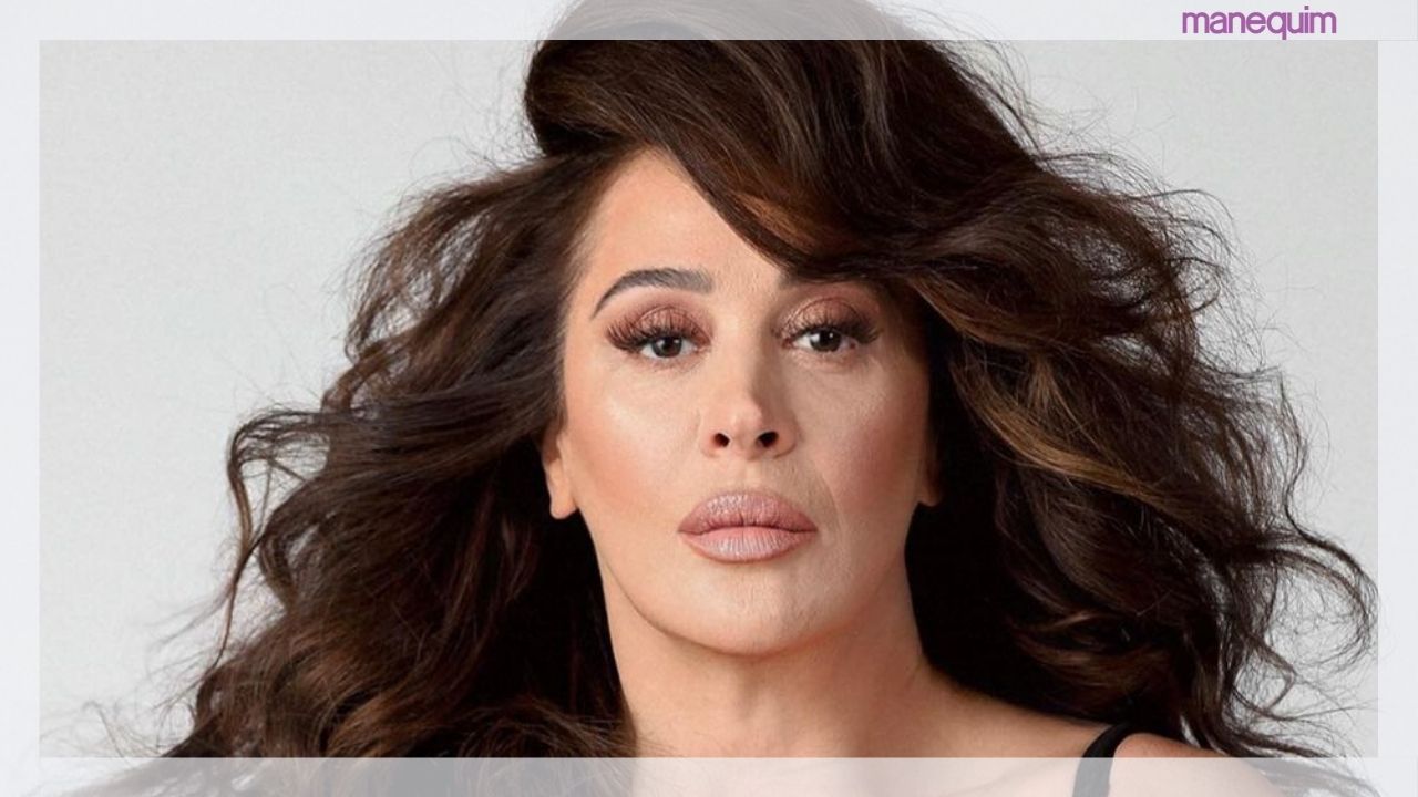 Claudia Raia esclarece a decisão de não deixar cabelos grisalhos à mostra