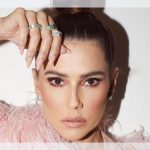 Deborah Secco se destaca com look brilhante em festa do elenco de “Rensga Hits”