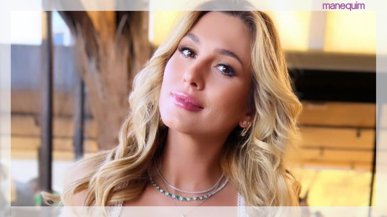 Lívia Andrade aposta em maiô cavado neon e brilha em dia de piscina nos EUA
