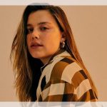 Renda, brilhos e luvas: Confira o look todo 'diferentão' de Alice Wegmann!