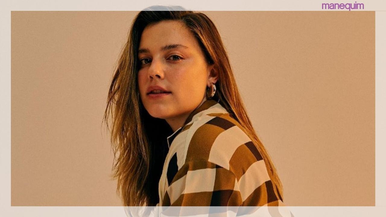 Renda, brilhos e luvas: Confira o look todo 'diferentão' de Alice Wegmann!