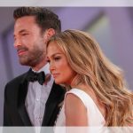 Plumas, brilho e pérolas: Jennifer Lopez usa três vestidos luxuosos para se casar oficialmente com Ben Affleck!