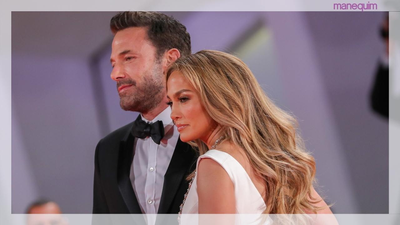 Plumas, brilho e pérolas: Jennifer Lopez usa três vestidos luxuosos para se casar oficialmente com Ben Affleck!
