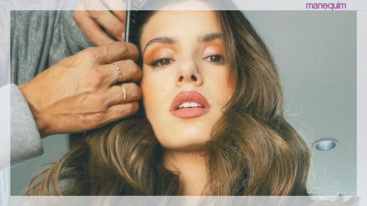 Com visual cinza moderno, Camila Queiroz aposta em saltos de R$8 mil!