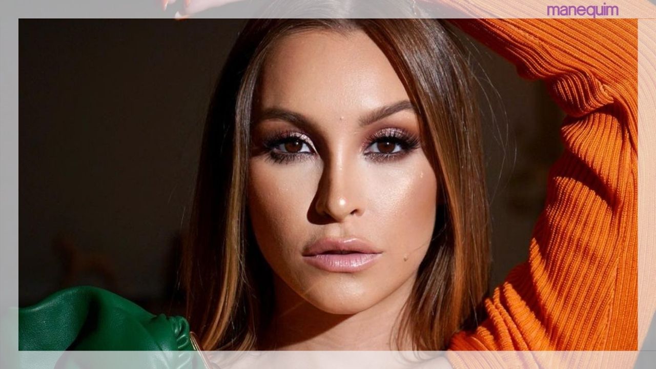 Acessórios verdes e calça brilhosa: Carla Diaz arrasa no look casual chique!