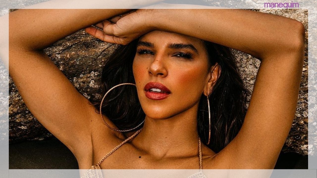 Mariana Rios aposta no batom vermelho para combinar com vestido de quase R$800