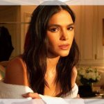 Femme Fatale: Bruna Marquezine aposta em vestido vermelho com fenda e plumas