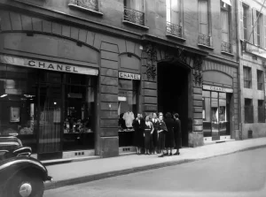 Uma das lojas Chanel na Rue Cambon, 31, em Paris. No prédio também ficavam o ateliê de alta-costura, o apartamento de Coco e um estúdio. Na foto, funcionárias da grife fazem greve, em 1936.