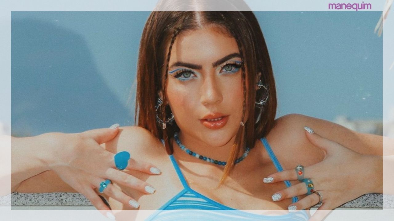 Decote até o umbigo? Jade Picon usa vestido coladíssimo e nada básico
