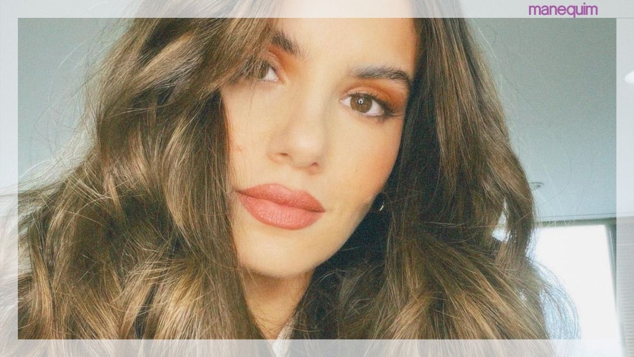 Camila Queiroz aparece com minissaia dupla, corset e salto com meia!