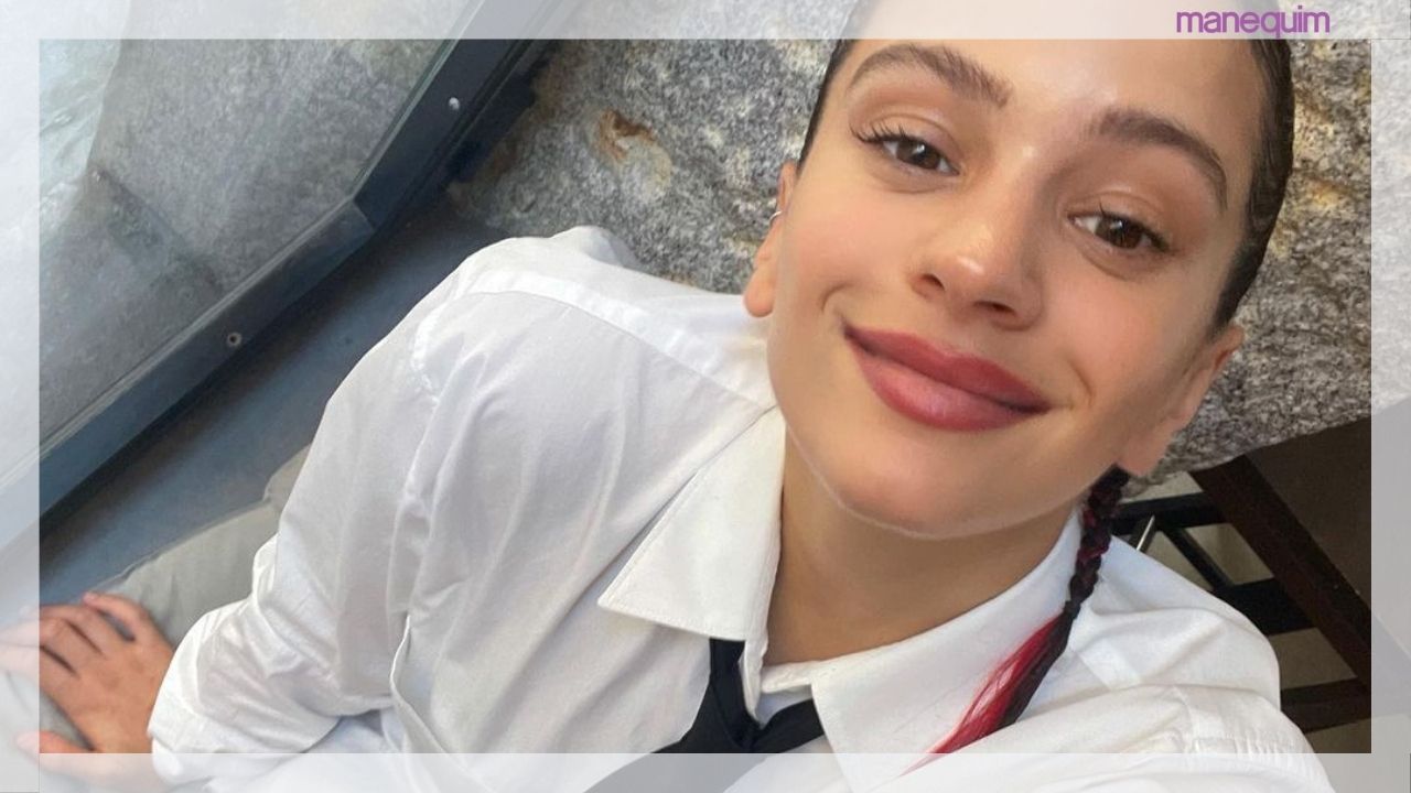 Alerta de tendência: Rosalía usa calça só nos joelhos muito diferentona!
