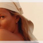 Kate Moss nada nua em divulgação de marca sobre autocuidado e bem-estar!