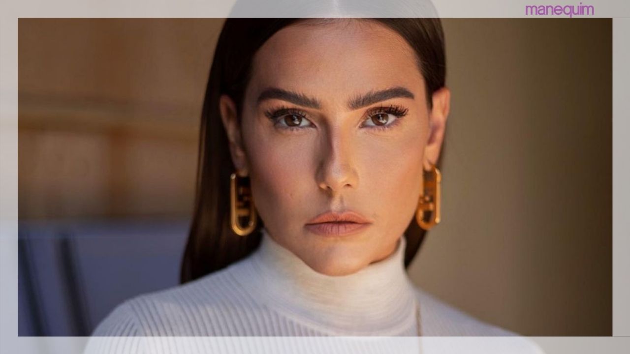 Streetwear sexy? Deborah Secco ousou em look com cropped CURTÍSSIMO