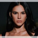 Bruna Marquezine chama atenção com maxi brincos de cristais e vestido de veludo preto