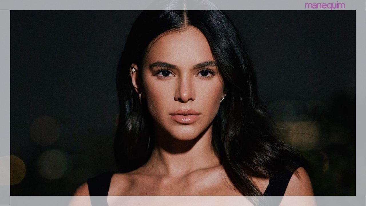 Bruna Marquezine chama atenção com maxi brincos de cristais e vestido de veludo preto