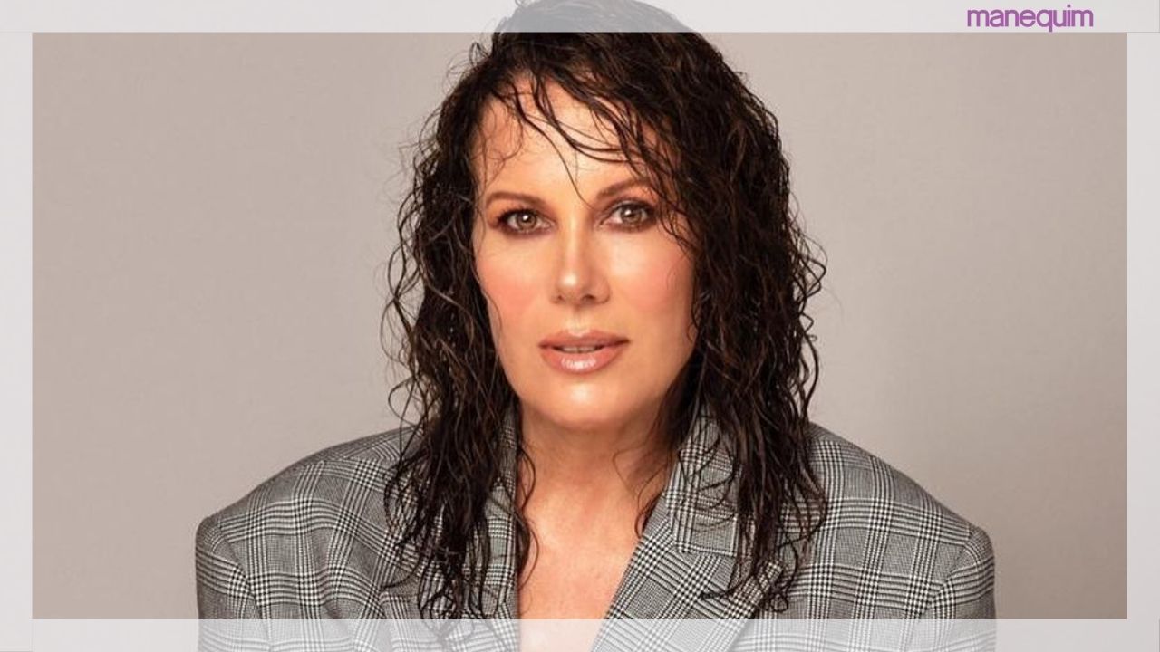 Regina Volpato comemora 42 anos do programa Mulheres e arrasa com look comemorativo