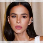 QUANTO CUSTA? Regatinha básica branca da Prada usada por Bruna Marquezine