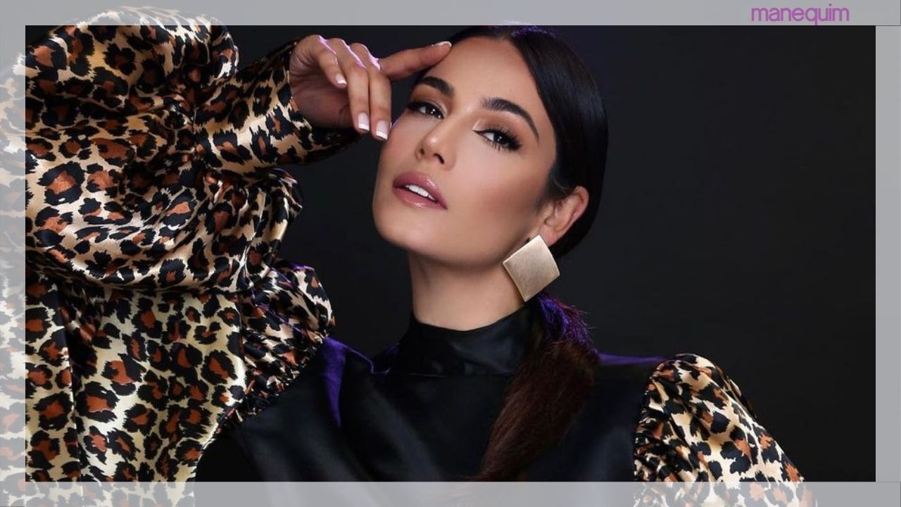 Julia Gama usa vestido branco com lenço em look MUITO elegante