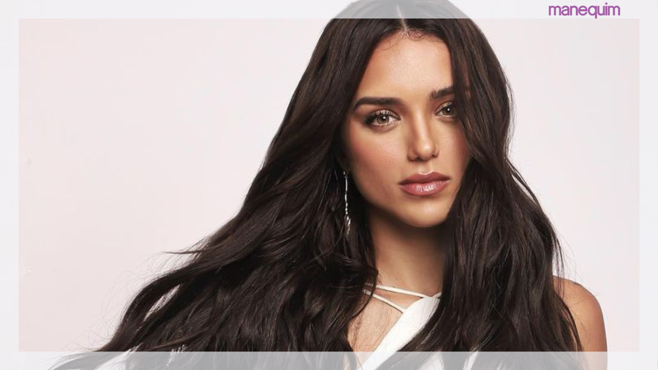 Gótica em Paris? Rafa Kalimann vai para a PFW e arrasa com vestido com fenda frontal