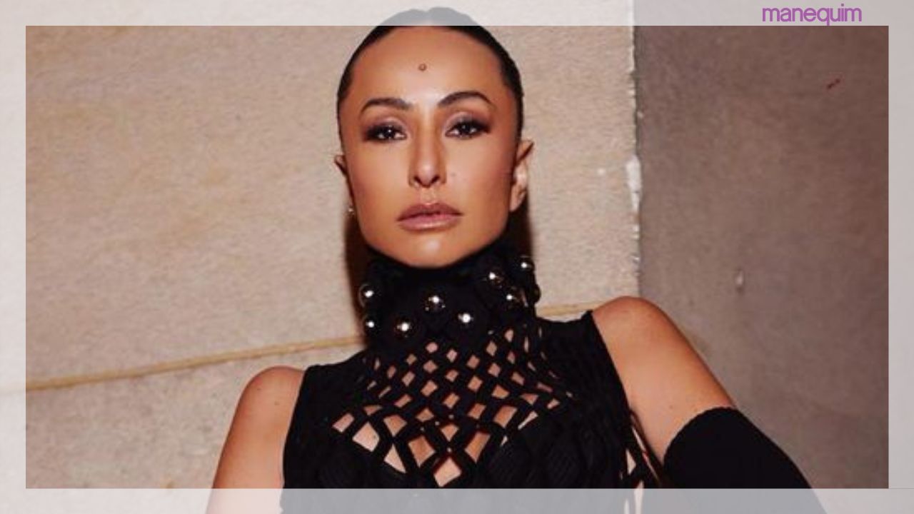 Lingerie à mostra? Sabrina Sato ousa com vestido arrastão todo transparente