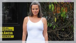 "Amo meu corpo aos 51": desabafa Maria Cândida em foto de biquíni