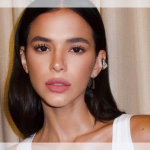 Bruna Marquezine usa vestido transparente com jaqueta de couro e pele e é muito elogiada