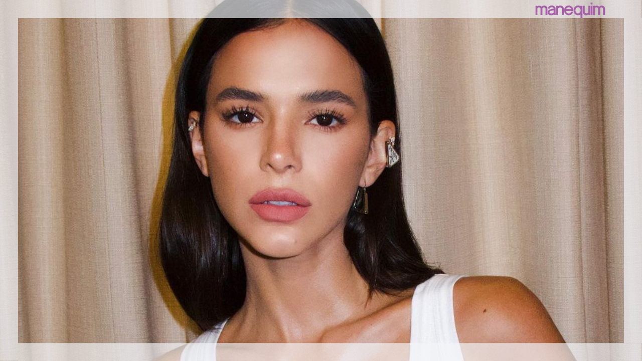 Bruna Marquezine usa vestido transparente com jaqueta de couro e pele e é muito elogiada