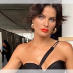 Atenção noivas: Isabeli Fontana usa vestido branco com calda nas mangas