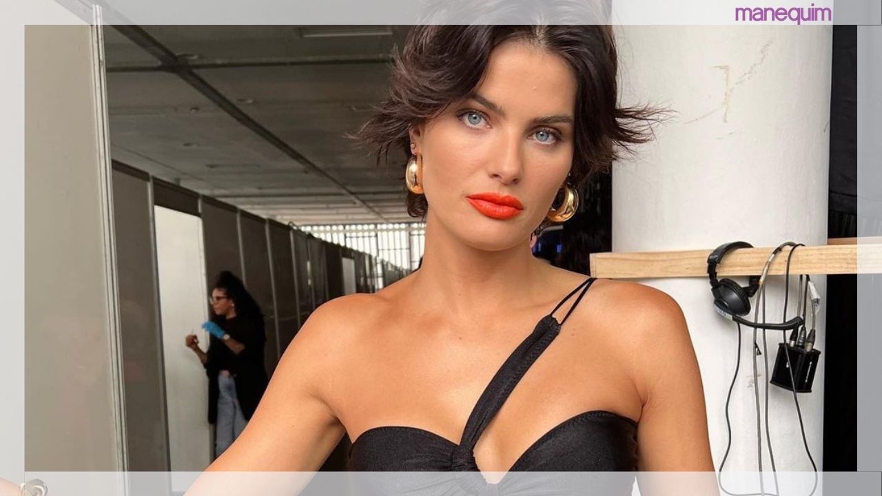 Atenção noivas: Isabeli Fontana usa vestido branco com calda nas mangas