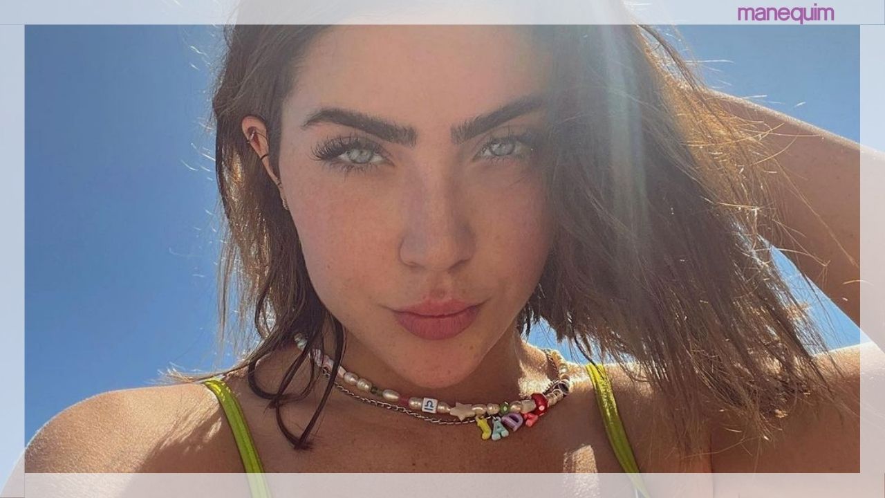 Conjuntinho estampado: Jade Picon aposta em transparência e casaco de R$13 mil