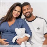 Viviane Araújo encanta os fãs com foto do filho enrolado no charutinho