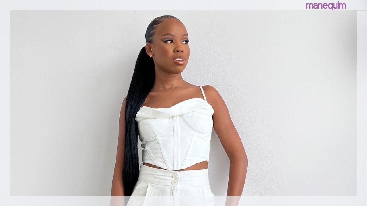 Samyra Priscila usa terno com decote gigante e acessórios neon