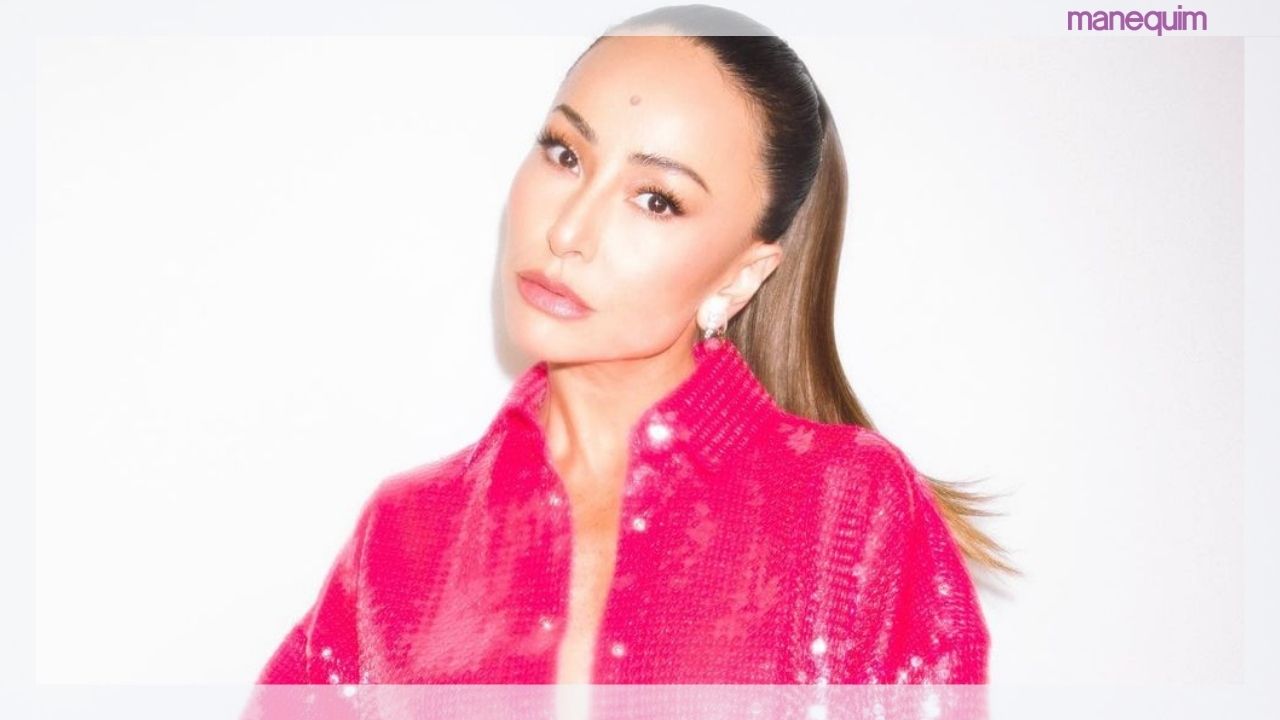 Sabrina Sato aposta em look gótico suave diferentão da Dolce & Gabbana e choca seguidores