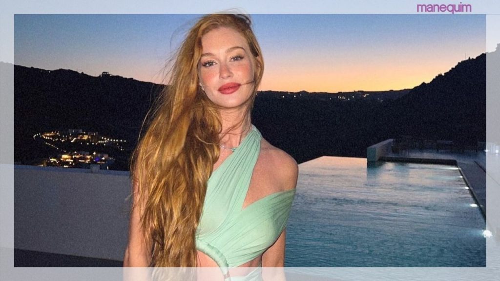 Marina Ruy Barbosa usa vestido de babados preto e decote diferente