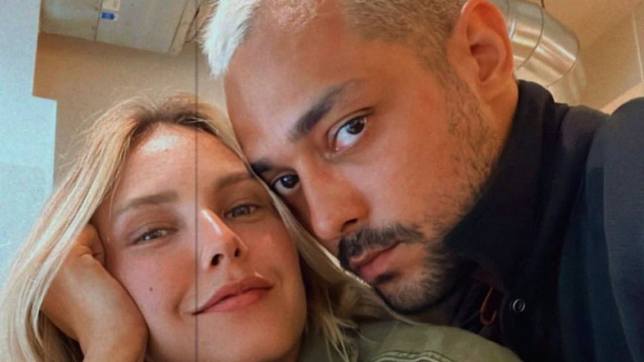 Tem baby vindo aí! Eduardo Sterblitch e esposa anunciam que estão a espera de primeiro filho