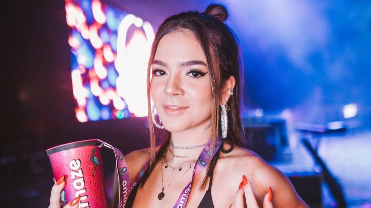 Ousada! Mel Maia aposta em vestido recortado para sua festa de formatura