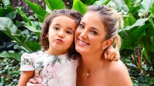 Combinandinho: Ticiane Pinheiro e filha mais nova posam em looks iguais