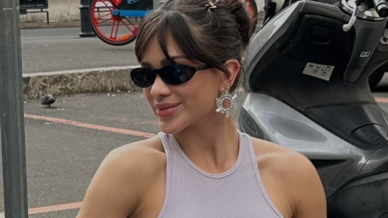 Duas bolsas, luvas e sobreposição: Flavia Pavanelli inova com look de viagem