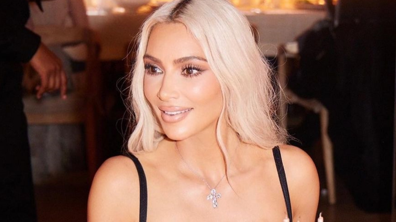 Transparência e muita renda: Kim Kardashian usa vestido ousado para seu aniversário