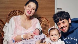Proteção e muito amor: Virginia e Maria Flor deixam maternidade